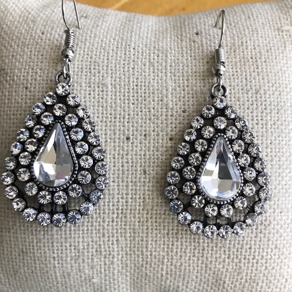 Paparrazzi Accessories Dressy Dangle Earrings White Crystal Pear-shaped Wedding - Picture 3 of 3